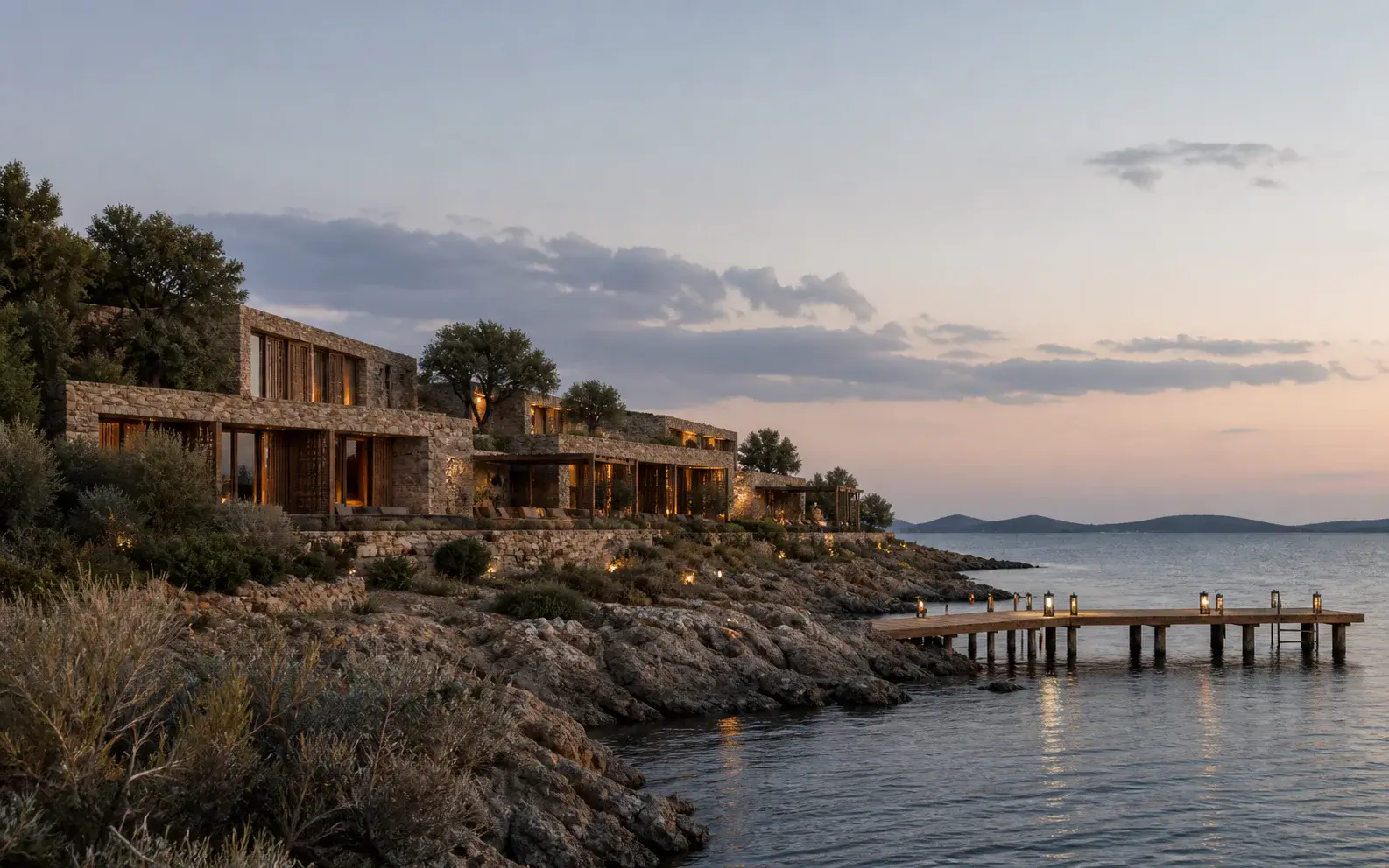 Ayvalık kıyısında kayalık araziye kademelenen taş otel ve iskele görselleştirmesi